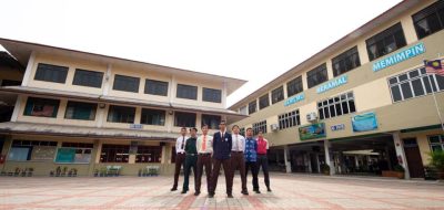 Murid SMIH JB di hadapan bangunan SMIH JB